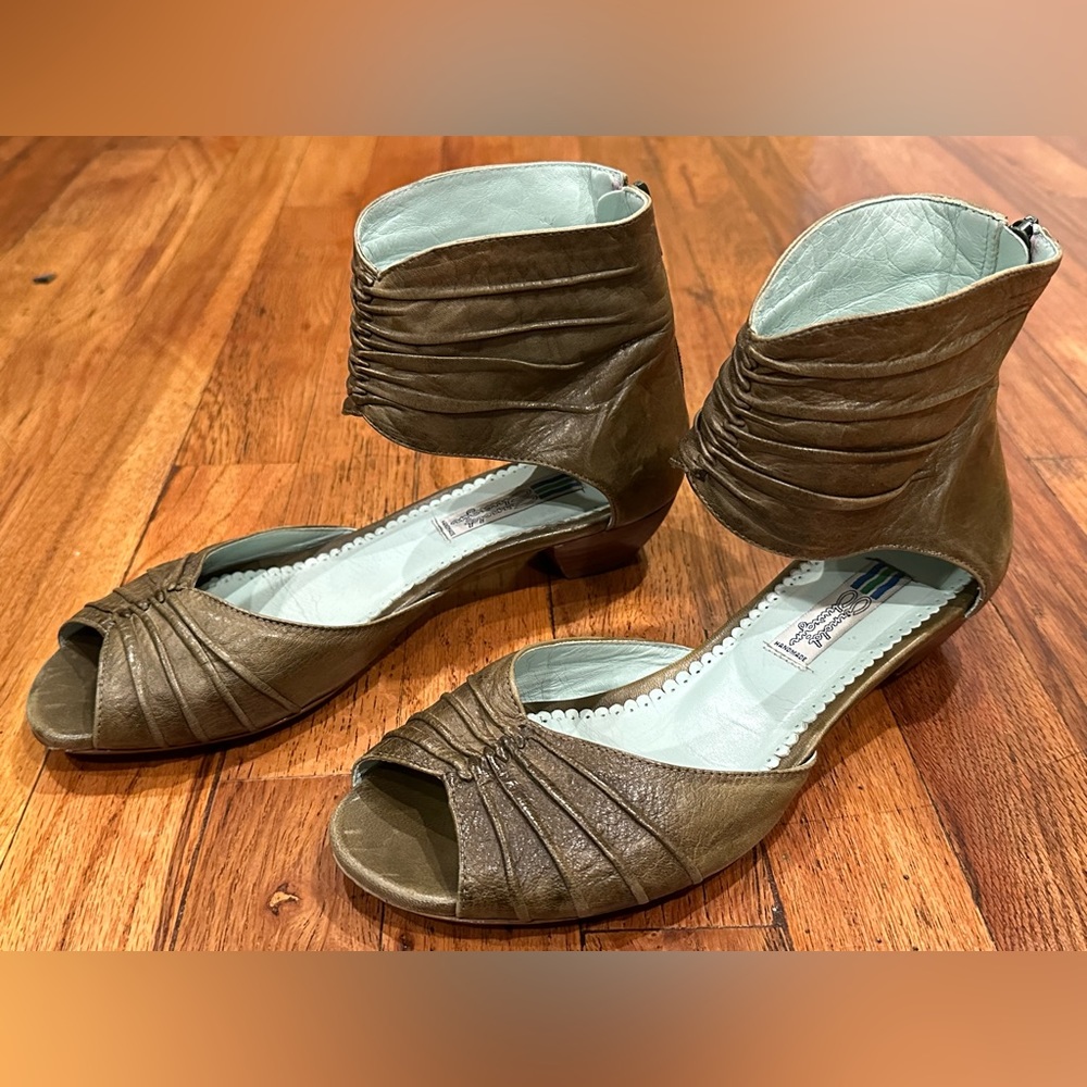 Olive Arnold Churgin Flats Size 40